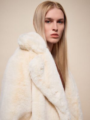 54-101-110 splendid makry palto apo synthetiki goyna se ekrou xroma