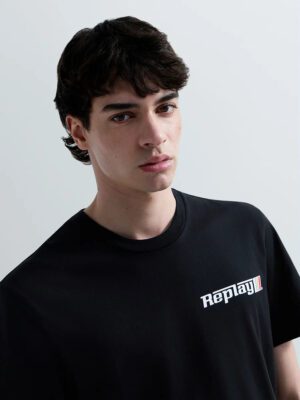 M3329.000.2660.098 andrikop mavro t-shirt kontomaniko me logo print sto mprosta meros kai sthn plati