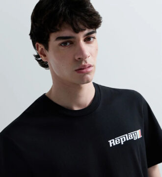 M3329.000.2660.098 andrikop mavro t-shirt kontomaniko me logo print sto mprosta meros kai sthn plati