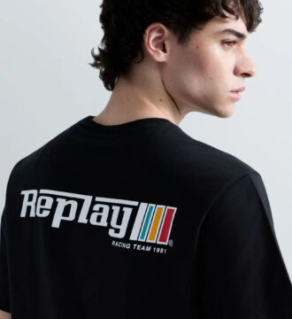 M3329.000.2660.098 andrikop mavro t-shirt kontomaniko me logo print sto mprosta meros kai sthn plati